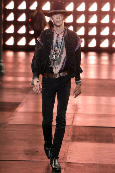 Look 16